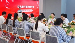 花香疗愈心灵  共筑温暖港湾——我院第六党支部开展“红色康乃馨”关爱行动主题党日活动